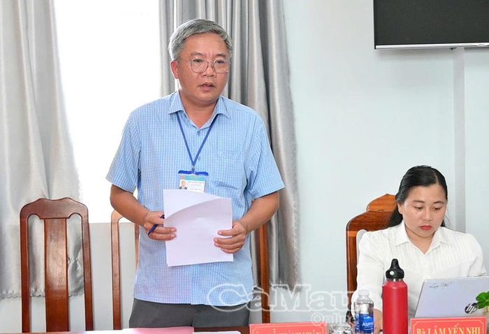  Ông Đỗ Thành Nhân, Phó Chủ tịch UBND xã Sông Đốc, thông tin về những kết quả đạt được, thuận lợi và khó khăn trong quá trình thực hiện mục tiêu tăng trưởng kinh tế của địa phương.