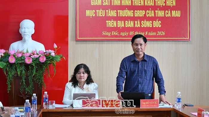 Ông Đỗ Văn Sử, Chủ tịch UBND xã Sông Đốc, kiến nghị các giải pháp tháo gỡ khó khăn cho ngư dân, đồng thời định hướng phát triển kinh tế biển và du lịch địa phương.