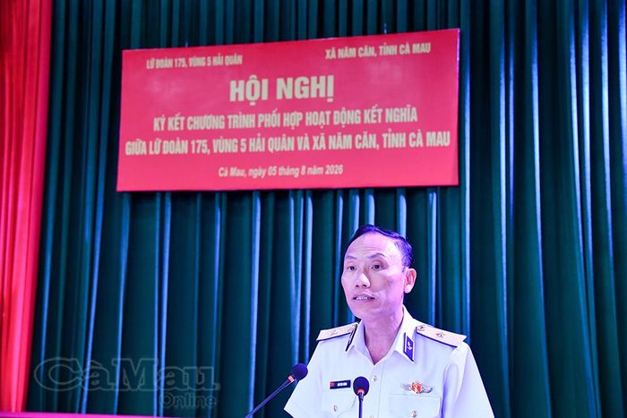 Chuẩn Đô đốc Ngô Văn Thành, Chính ủy Bộ Tư lệnh Vùng 5 Hải quân phát biểu tại hội nghị.