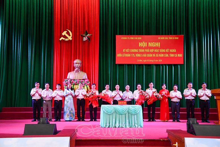 Lãnh đạo tỉnh Cà Mau và Thủ trưởng Bộ Tư lệnh Vùng 5 Hải quân tặng hoa chúc mừng hai đơn vị.