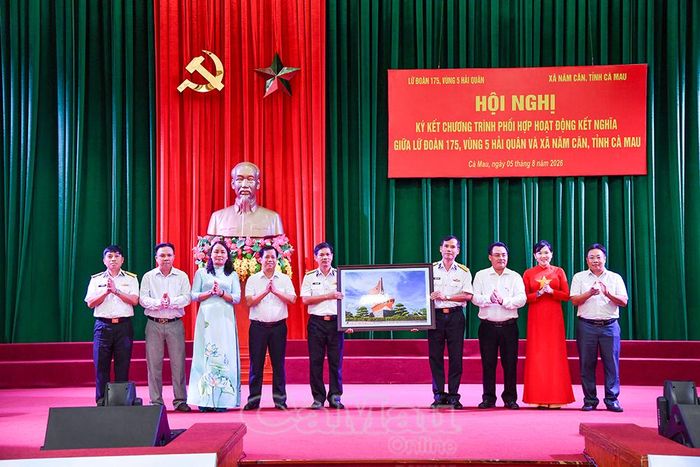 Đại diện xã Năm Căn tặng quà lưu niệm đến Lữ đoàn 175.