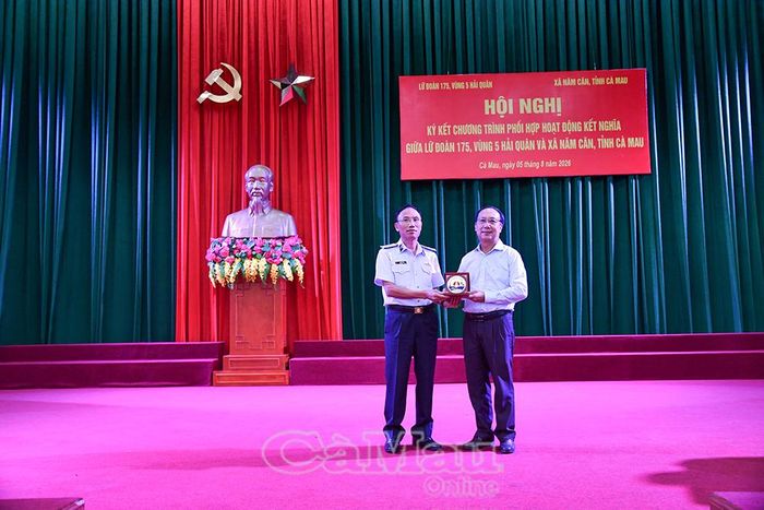 Đại diện Lữ đoàn 175 tặng quà lưu niệm đến Phó Chủ tịch HĐND tỉnh Phan Hoàng Vũ.