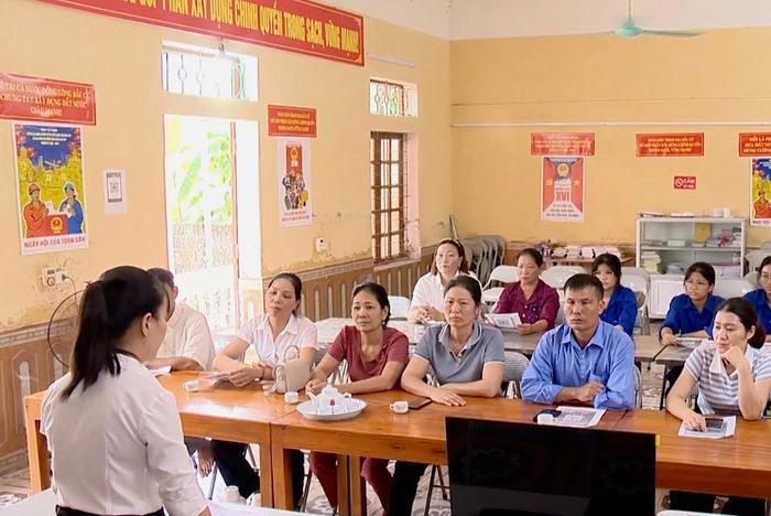Tổ công nghệ số cộng đồng phường Lý Thường Kiệt – tỉnh Ninh Bình tuyên truyền và hướng dẫn người dân sử dụng VneID
