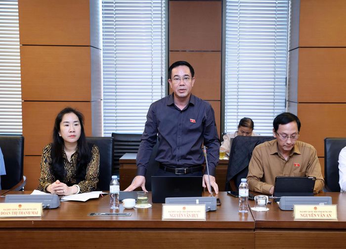 Đại biểu Nguyễn Văn Huy phát biểu thảo luận. Ảnh: T. THÀNH