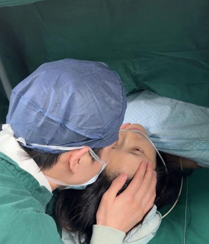 Sản phụ nên chủ động theo dõi sát sao thời gian sự sinh và đến viện ngay khi có dấu hiệu chuyển dạ
