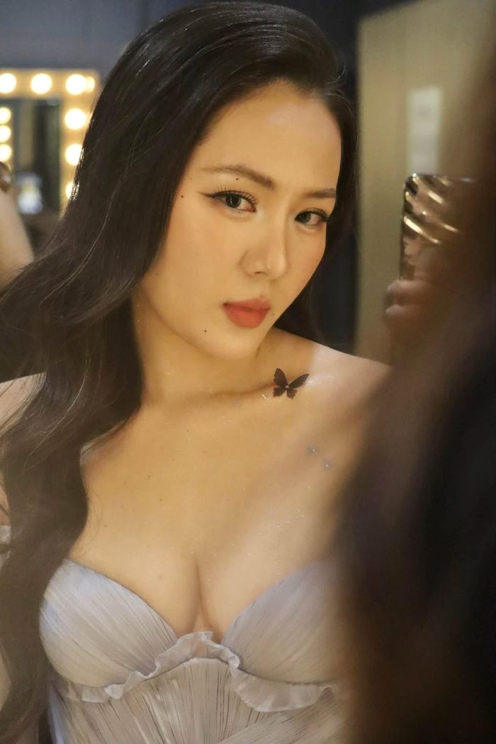 Vẻ đẹp ngọt ngào khó ai có thể rời mắt khỏi nữ ca sĩ. Ảnh FBNV
