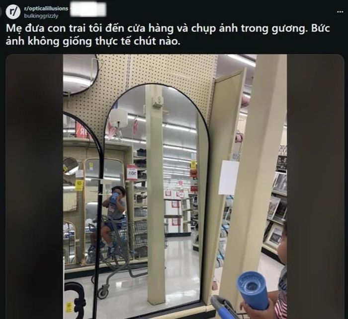 Chụp ảnh cháu trai trong siêu thị, bà ngoại xem lại rồi “nổi da gà” vì chi tiết trong gương thật khó lý giải. Ảnh: Người Đưa Tin