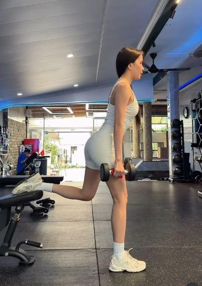 Dù bận rộn công việc, nữ ca sĩ vẫn dành thời gian tại phòng tập để bộ body. Ảnh FBNV