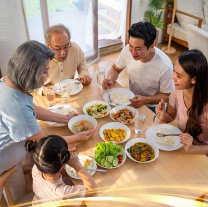 Tập trung ăn uống, trò chuyện để cảm nhận tình cảm gia đình thông qua mỗi bữa ăn.