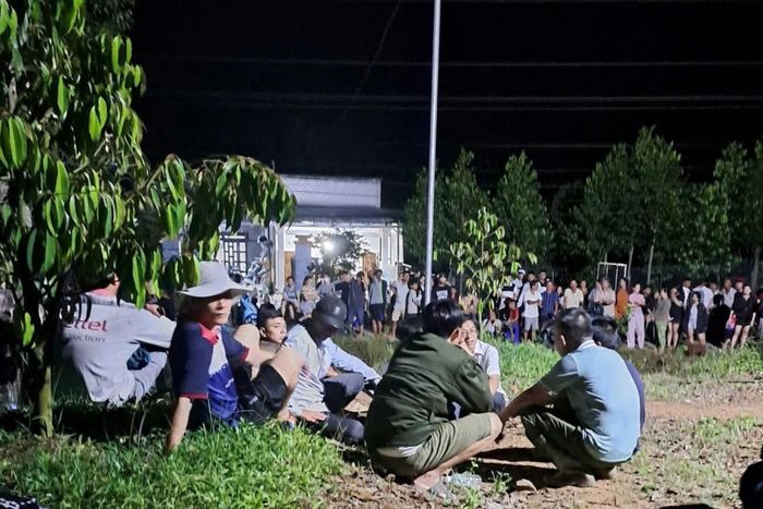 Hàng trăm người tham gia tìm kiếm cụ Đoàn. Ảnh: VietNamNet.