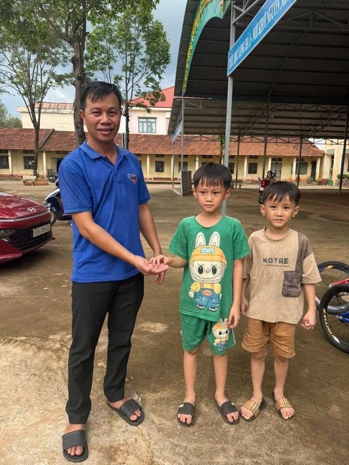 Hai anh em nhờ người trả lại cho người mất. Ảnh: Công an xã Long Hà. 