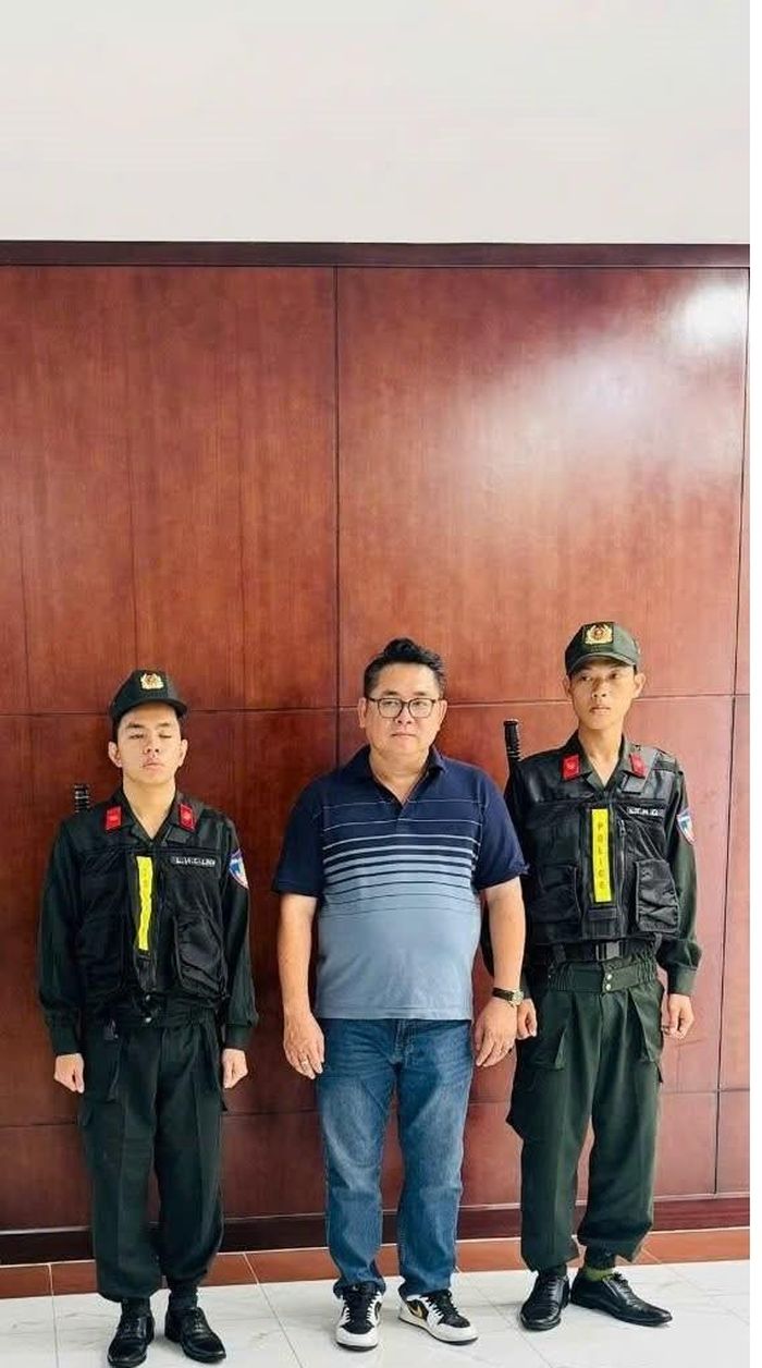 Giám đốc Công ty Unicorn Việt Nam Nguyễn Thành Hiệp (đứng giữa).