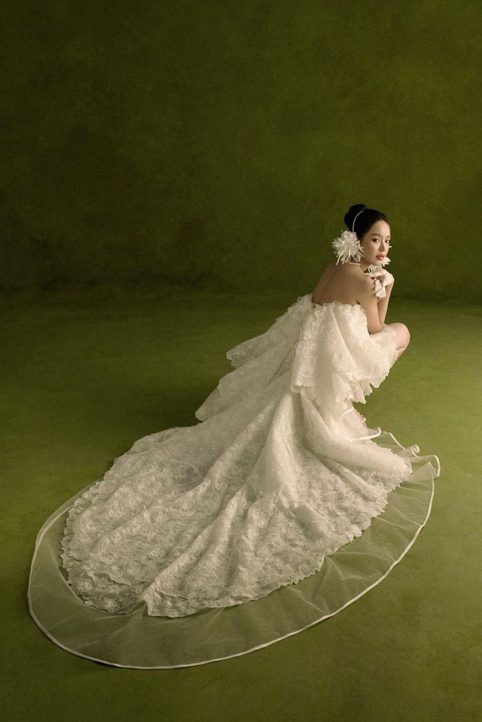 Người đẹp sinh năm 2000 ghi điểm với vẻ đẹp trong trẻo. (Ảnh: Milor Trần)