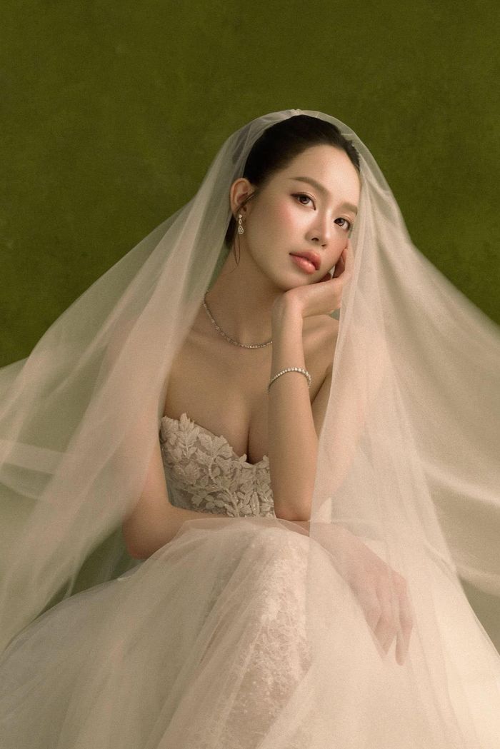 Hoa hậu Thanh Thủy hóa nàng thơ của NTK Lê Thanh Hòa. (Ảnh: Milor Trần)