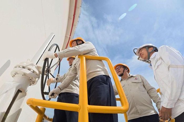 Lãnh đạo UBND tỉnh Quảng Ngãi, BSR và PTSC Quảng Ngãi khởi động van dẫn dầu vào bể chứa dầu thô. Ảnh: BSR