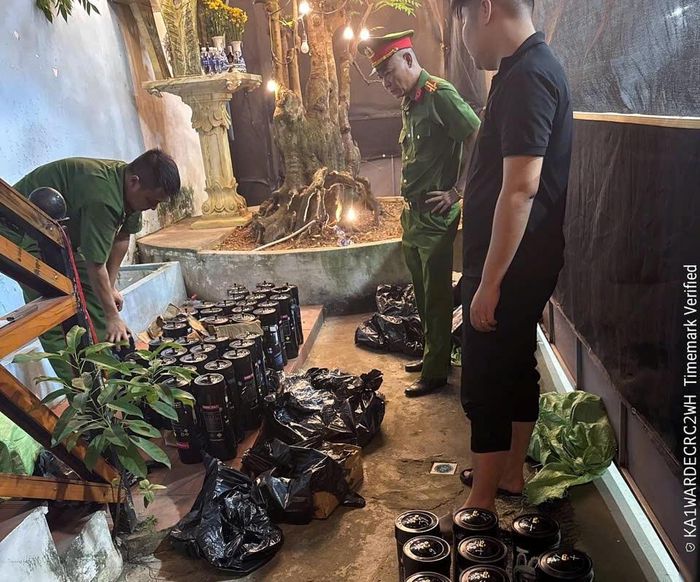 Thu giữ các bình khí N₂O không rõ nguồn gốc tại cơ sở kinh doanh. Ảnh: Bộ Công an.