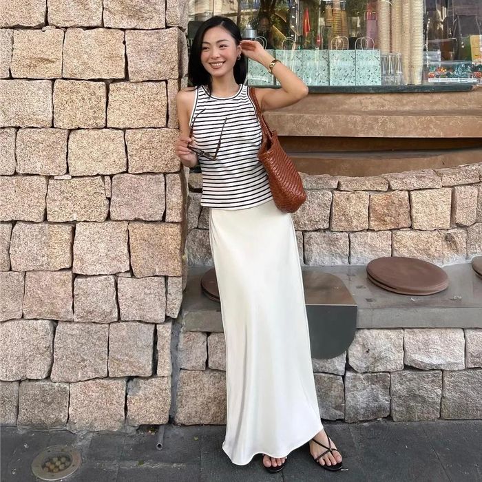 Chân váy maxi lụa phù hợp với nhiều hoàn cảnh, từ môi trường công sở, những buổi hẹn hò đến các sự kiện cần sự chỉn chu