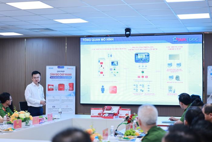 Đại diện Tổng Công ty Gtel thuyết trình về mô hình trung tâm 