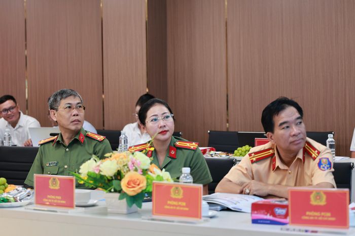Đại biểu theo dõi đơn vị thiết kế thuyết trình về mô hình 