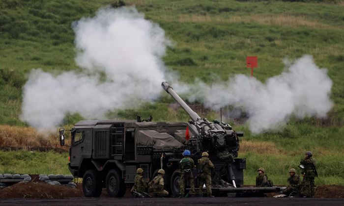 Lực lượng Phòng vệ Nhật Bản trong một lần tập trận bắn đạn thật - Ảnh: Reuters