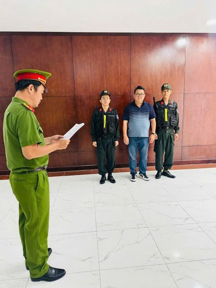 Bị can Nguyễn Thành Hiệp nghe Cơ quan điều tra tống đạt các quyết định tố tụng