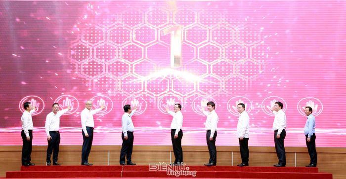  Các đại biểu thực hiện nghi lễ phát động Chiến dịch 90 ngày xây dựng, hoàn thiện Kho dữ liệu tỉnh Phú Thọ.