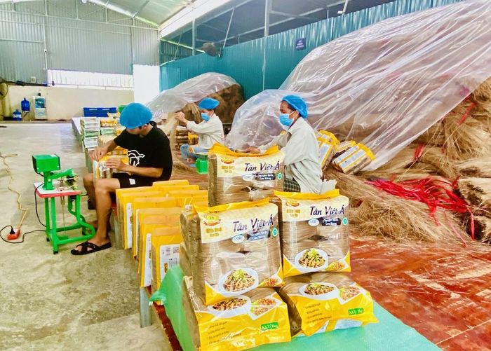 Hợp tác xã Nông sản Tân Việt Á, xóm Lang Môn, xã Minh Tâm đặc biệt quan tâm đến xây dựng thương hiệu, bao bì mang thương hiệu “Miến dong Tân Việt Á” có mã vạch, mã QR truy xuất nguồn gốc, đầy đủ thông tin sản phẩm. Ảnh Quốc Sơn