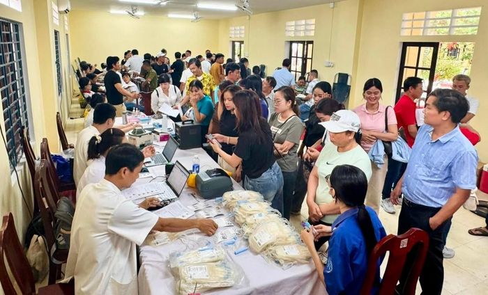 Nhiều người dân trên địa bàn phường Thuận An đã có mặt để tham gia đăng ký hiến máu
