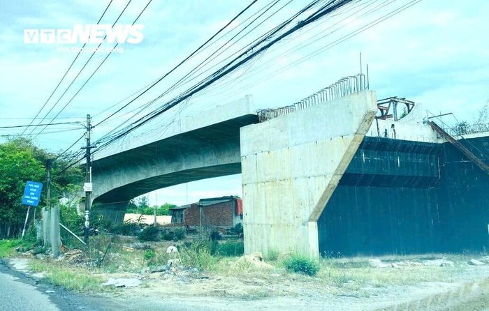 Theo ghi nhận của PV hồi tháng 5 vừa qua, công trường vắng bóng công nhân.