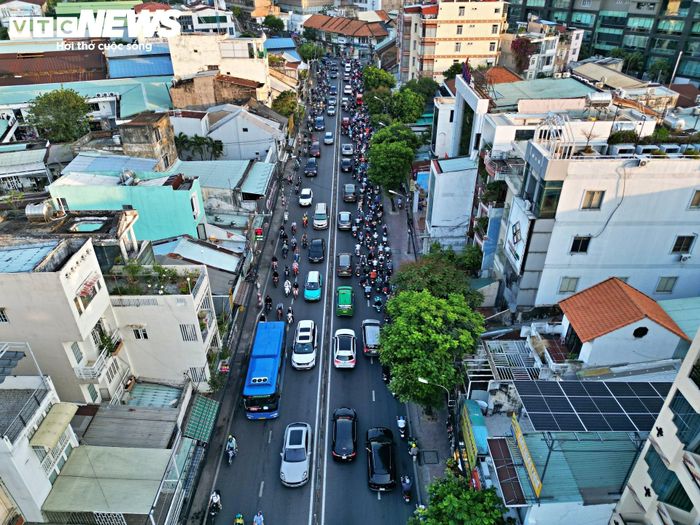 Về hạ tầng giao thông, dự án sẽ mở rộng đường Nguyễn Tất Thành lên 8-10 làn xe; xây mới cầu Tân Thuận 1 quy mô 6 làn xe; mở rộng cầu Tân Thuận 2 lên 8 làn xe và nâng cấp đường Huỳnh Tấn Phát nhằm tăng cường kết nối khu vực trung tâm với phía Nam TP.HCM.