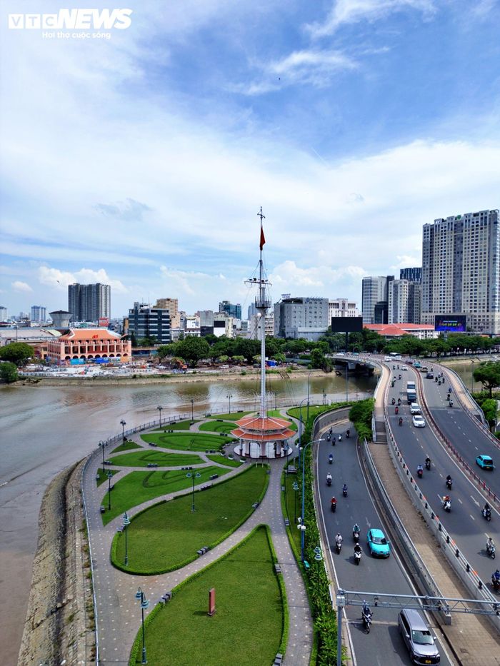 Ngoài ra, một cầu đi bộ bắc qua sông Sài Gòn kết nối khu vực Cảng Nhà Rồng - Khánh Hội với Bến Bạch Đằng cũng sẽ được đầu tư.