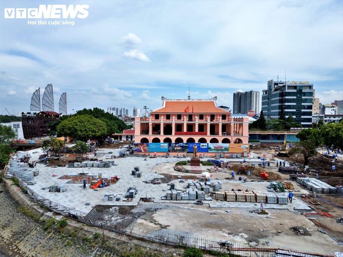 Theo ghi nhận của PV Báo Điện tử VTC News, khuôn viên Bảo tàng Hồ Chí Minh - Chi nhánh TP.HCM đã có nhiều chuyển biến rõ nét sau thời gian thi công. Bên trong công trường, các đơn vị đang huy động tối đa nhân lực cùng hệ thống máy móc, thiết bị để triển khai đồng loạt các hạng mục, bảo đảm tiến độ đề ra.