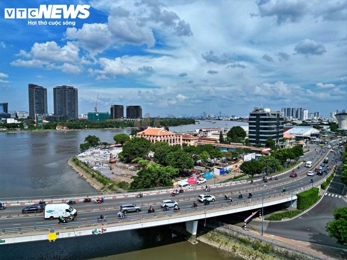 Tại khu vực Khánh Hội hiện hữu, dự án định hướng bảo tồn kết hợp cải tạo, chuyển đổi thành các không gian mở phục vụ triển lãm, trưng bày, sáng tạo và hoạt động thương mại - dịch vụ. Đồng thời, hệ thống quảng trường, công viên, phố đi bộ cùng các công trình phụ trợ ven sông sẽ được hoàn thiện, góp phần tạo diện mạo mới cho khu vực trung tâm TP.HCM.