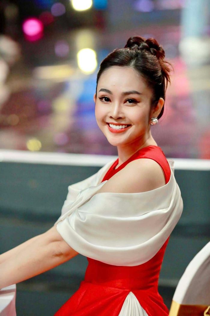 Thùy Linh quen thuộc với khán giả qua các chương trình giải trí như “Bài hát yêu thích”, “Ca sĩ tháng”, “Muôn màu showbiz”, “Giai điệu kết nối”, “Điểm hẹn tài năng”... Năm 2016, cô giành giải đặc biệt “Nụ cười VTV”.
