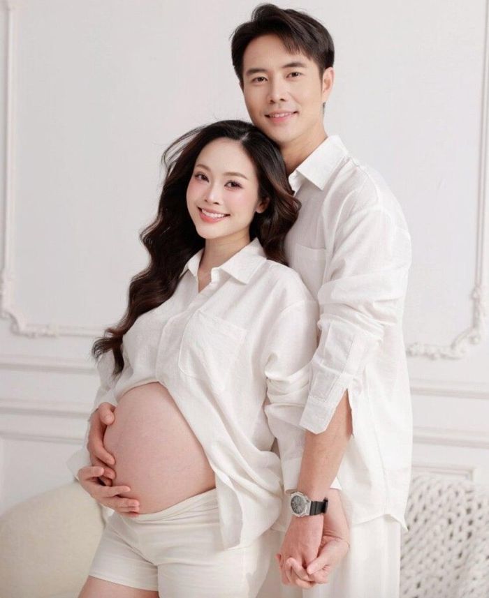 Sau khi kết hôn, sự nghiệp của hai vợ chồng dều phát triển. Kém vợ 5 tuổi nhưng Đức Hiếu rất chững chạc, chiều chuộng và thấu hiểu vợ. Còn MC Thùy Linh vừa là hậu phương vừa là “khán giả trung thành nhưng khó tính nhất” của chồng, luôn đồng hành và góp ý cho kịch bản, đài từ của anh.