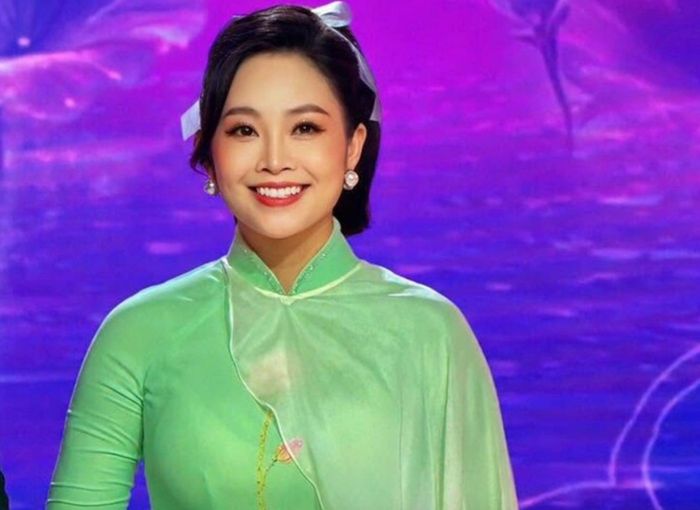 Sau thời gian tập trung cho việc làm mẹ, “MC có nụ cười đẹp nhất VTV” bắt đầu quay lại với công việc vào tháng 6/2026 với nhan sắc và thần thái rạng rỡ. Cô cũng nhanh chóng lấy lại vóc dáng thon gọn.