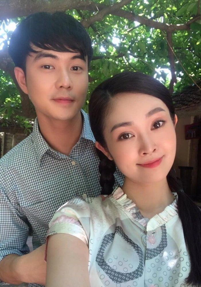 Nữ MC tiết lộ cô và chồng bén duyên khi cùng tham gia một dự án phim. Ấn tượng về Hiếu ở cô là tính cách hiền lành, ấm áp và luôn có những suy nghĩ lạc quan.