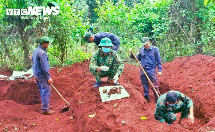 Đội K52, Bộ CHQS tỉnh Gia Lai thực hiện công tác tìm kiếm hài cốt liệt sĩ tại xã Ia Boòng.