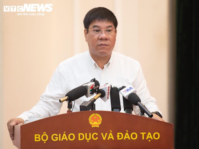 Ông Huỳnh Văn Chương, Cục trưởng Cục Quản lý chất lượng, Bộ GD&amp;ĐT phát biểu tại họp báo.