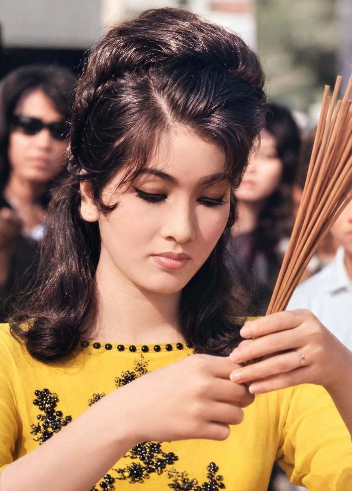 Thẩm Thúy Hằng xuất hiện trong tà áo dài hoa màu vàng, tham dự lễ cúng khai máy của một đoàn phim.
