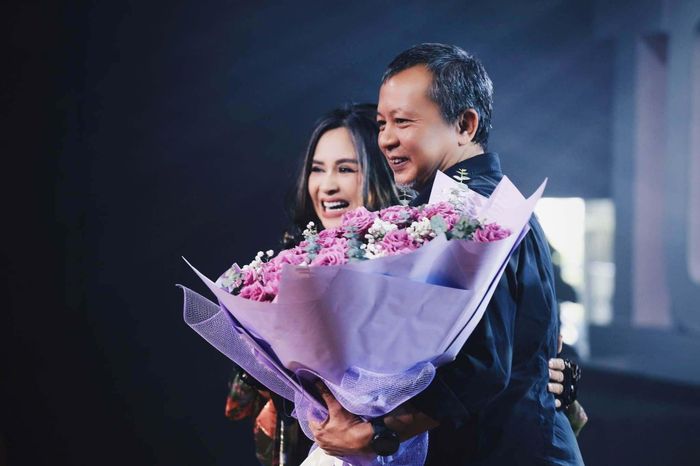 NSND Thanh Lam tặng hoa tri ân nhạc sĩ Lưu Hà An.