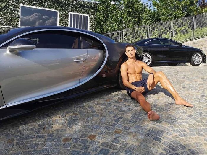 Cristiano Ronaldo bên cạnh chiếc Bugatti Centodieci trị giá 10 triệu USD.