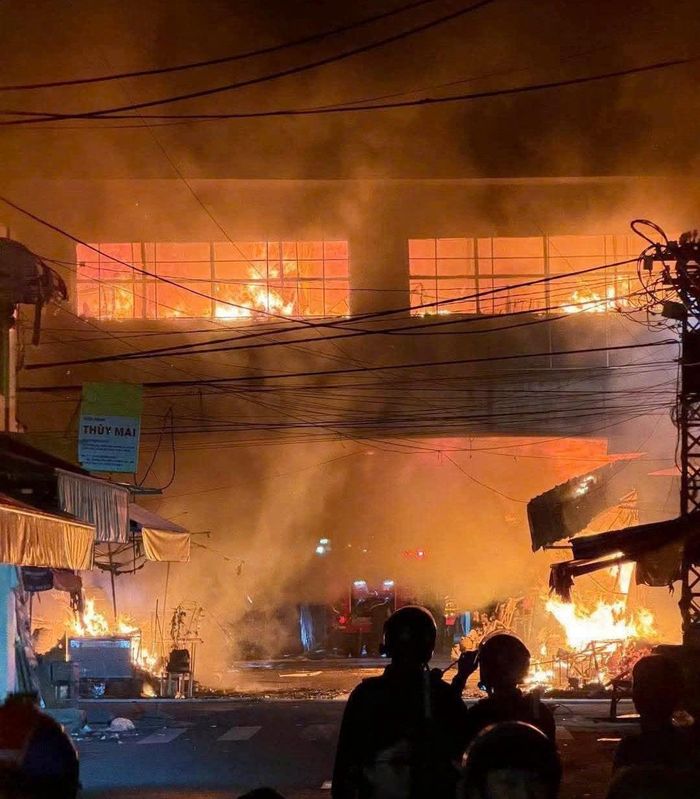 Nhiều ki-ot cháy trụi.