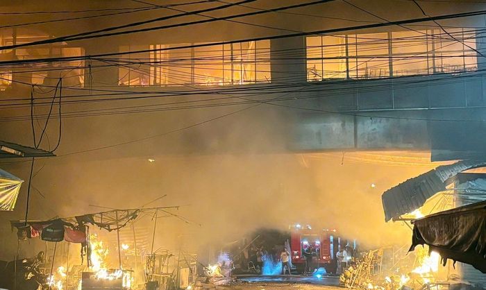Lửa đỏ rực bao trùm dãy ki-ốt, liên tiếp phát ra những tiếng nổ lớn