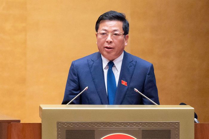 Bộ trưởng Bộ Xây dựng Trần Hồng Minh trình bày tờ trình. Ảnh: media.quochoi.vn