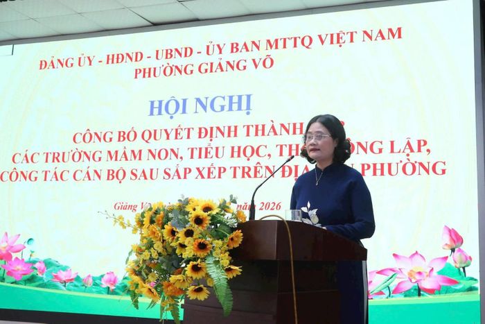 Hiệu trưởng Trường THCS Giảng Võ Tô Thị Hải Yến phát biểu nhận nhiệm vụ. Ảnh: TT 