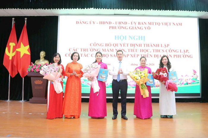 Lãnh đạo phường Giảng Võ trao các quyết định bổ nhiệm Ban giám hiệu mới tại các trường công lập trên địa bàn. Ảnh: TT