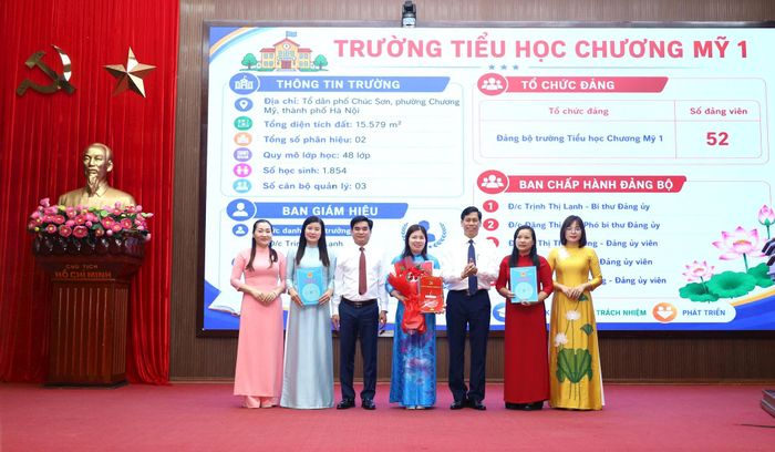 Phó Bí thư Thường trực Đảng ủy phường Chương Mỹ Vũ Ngọc Hòa và lãnh đạo địa phương trao các quyết định về thành lập cơ sở giáo dục công lập, tổ chức cơ sở Đảng và công tác cán bộ cấp học tiểu học. Ảnh: Kim Nhuệ