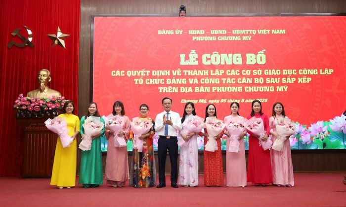 Bí thư Đảng ủy, Chủ tịch HĐND phường Chương Mỹ Phí Minh Hải tặng hoa các đồng chí thôi tham gia chức vụ lãnh đạo, quản lý. Ảnh: Kim Nhuệ