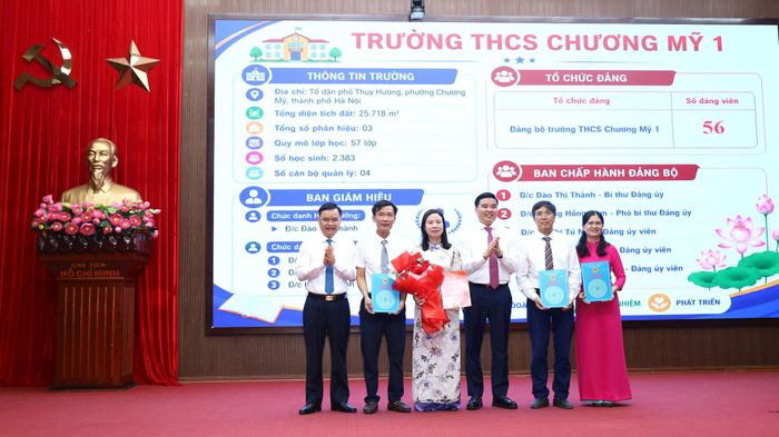 Chủ tịch UBND phường Chương Mỹ Trịnh Duy Oai và lãnh đạo địa phương trao các quyết định về thành lập cơ sở giáo dục công lập, tổ chức cơ sở Đảng và công tác cán bộ cấp học trung học cơ sở. Ảnh: Kim Nhuệ